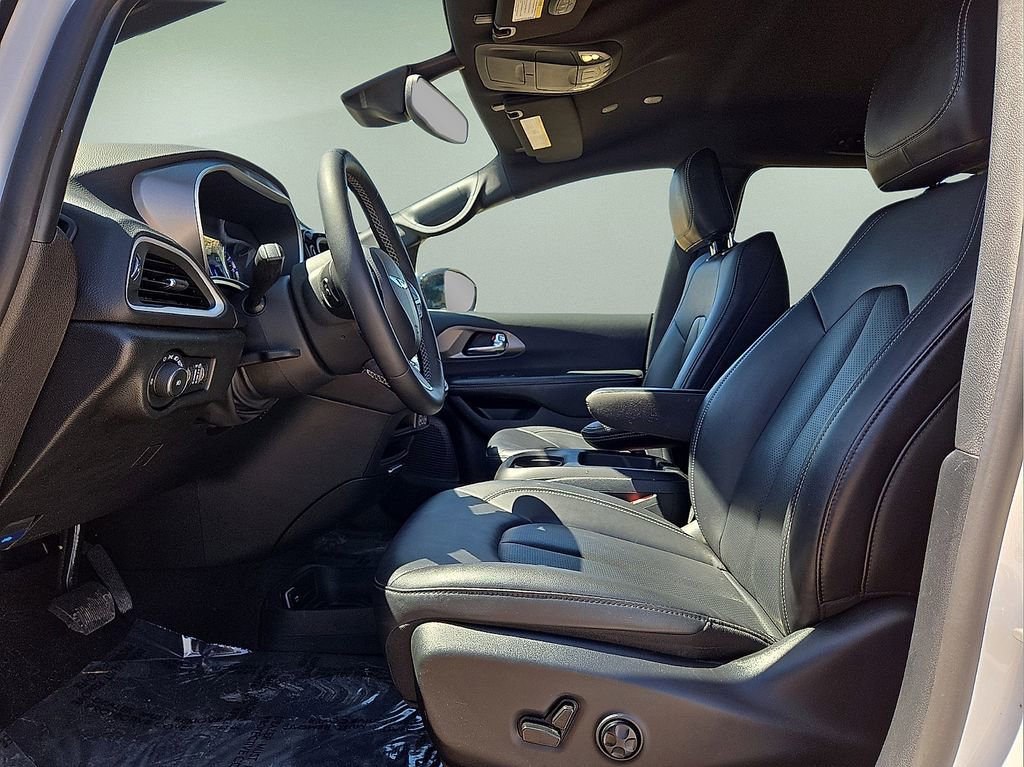 Used 2025 Chrysler Pacifica Select image 22