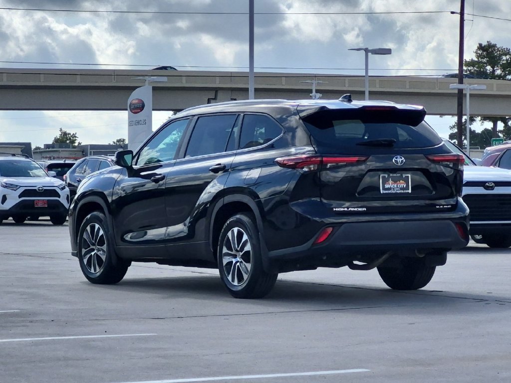 Used 2024 Toyota Highlander XLE AWD/4WD image 4