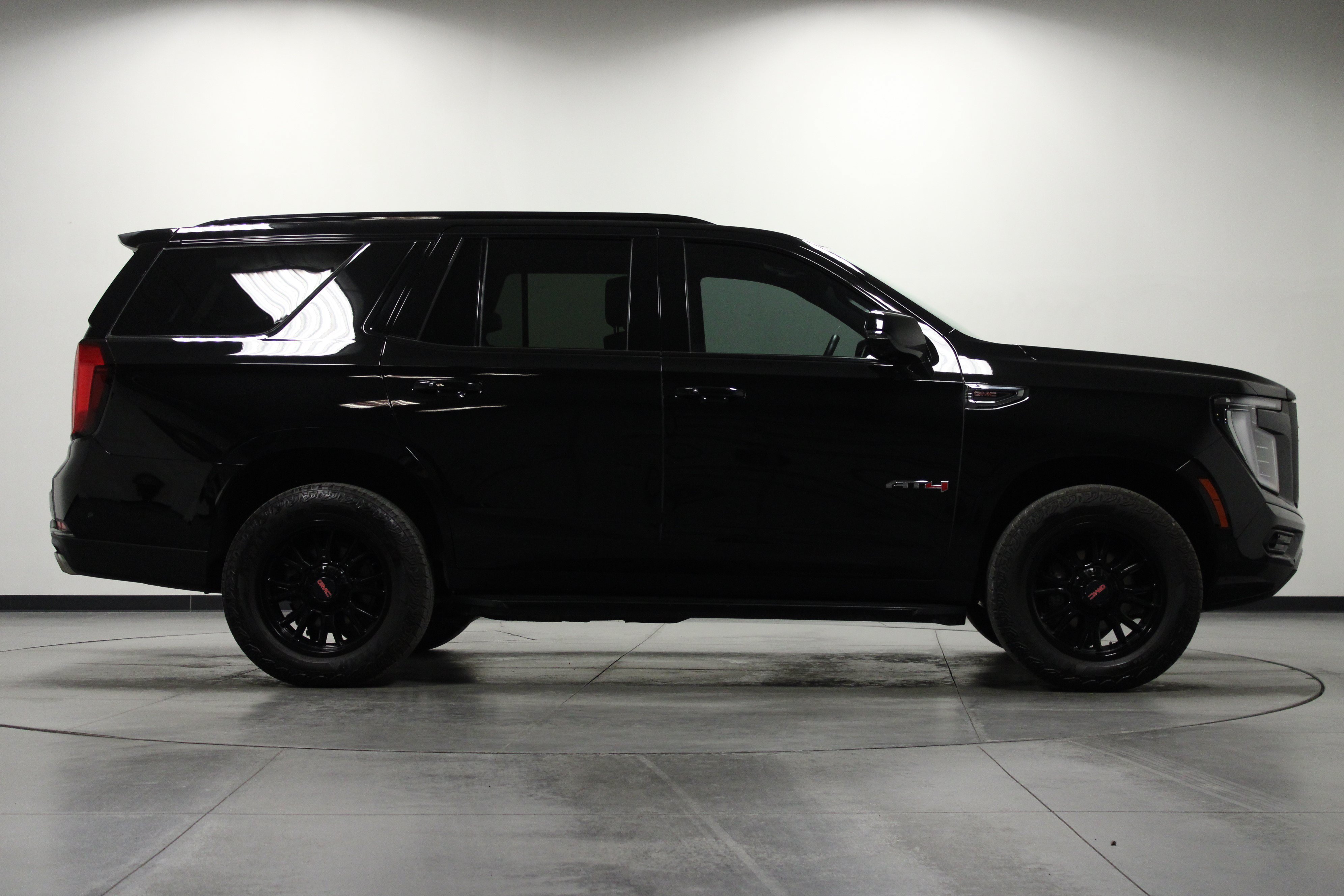 Used 2025 GMC Yukon AT4 AWD/4WD image 3
