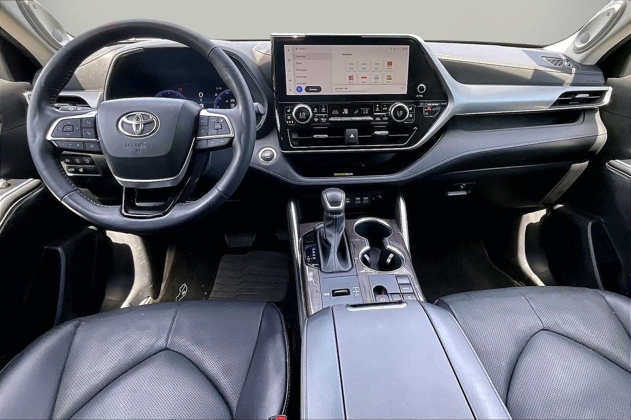 Used 2023 Toyota Highlander Platinum FWD image 16
