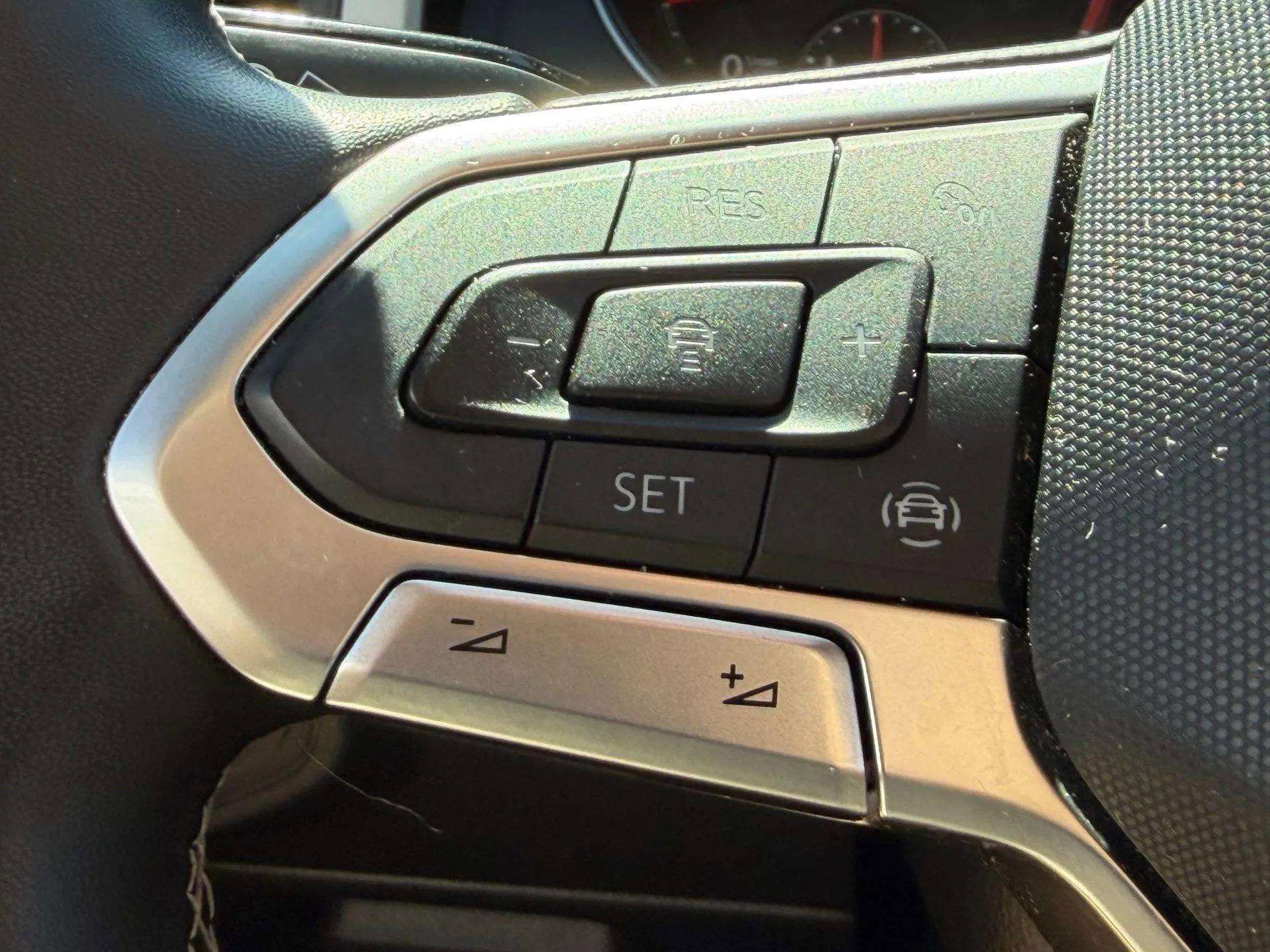 Used 2021 Volkswagen Atlas Cross Sport SE image 47