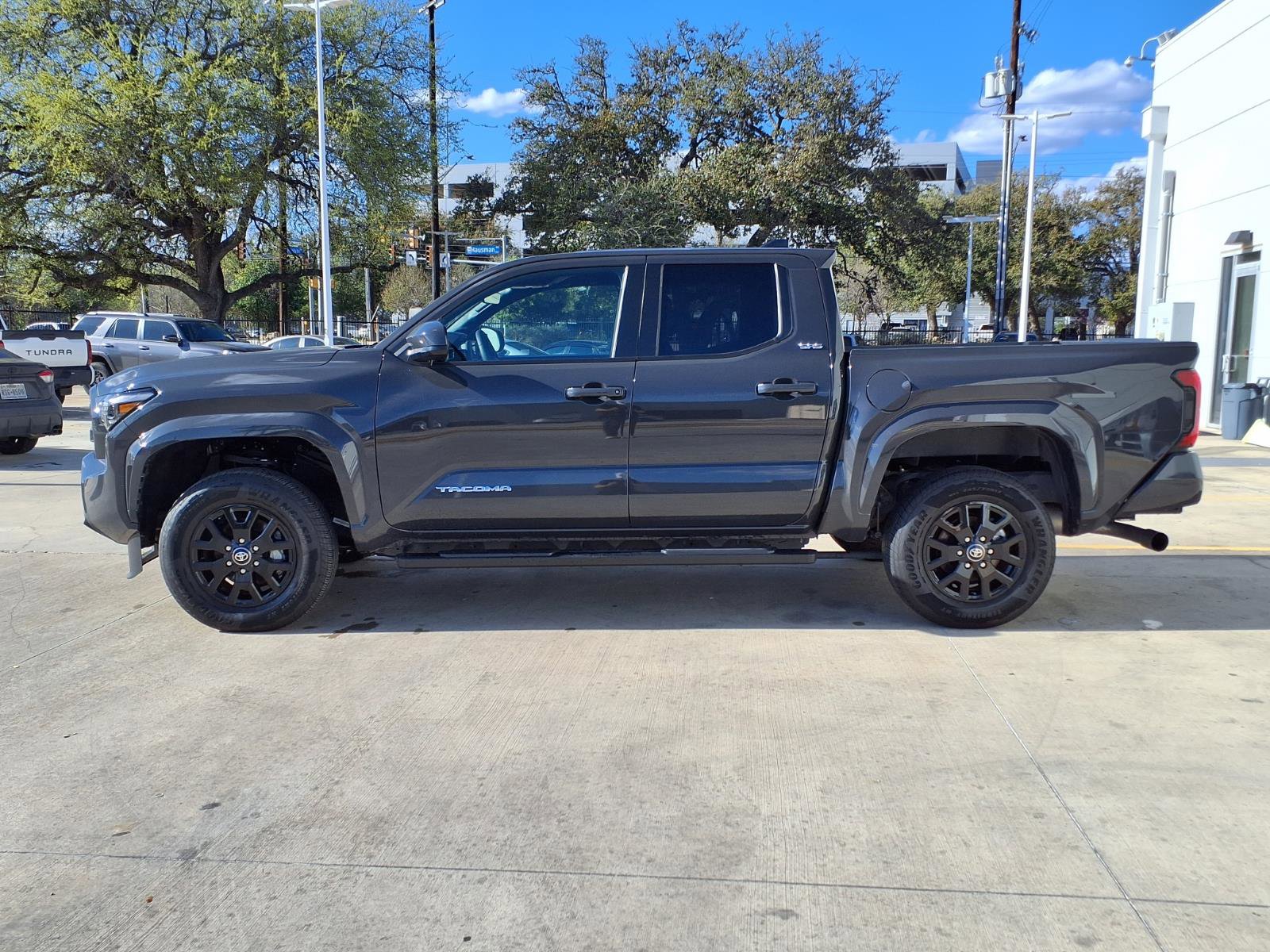 Used 2025 Toyota Tacoma SR5 w/ SR5 Upgrade Package AWD/4WD image 8