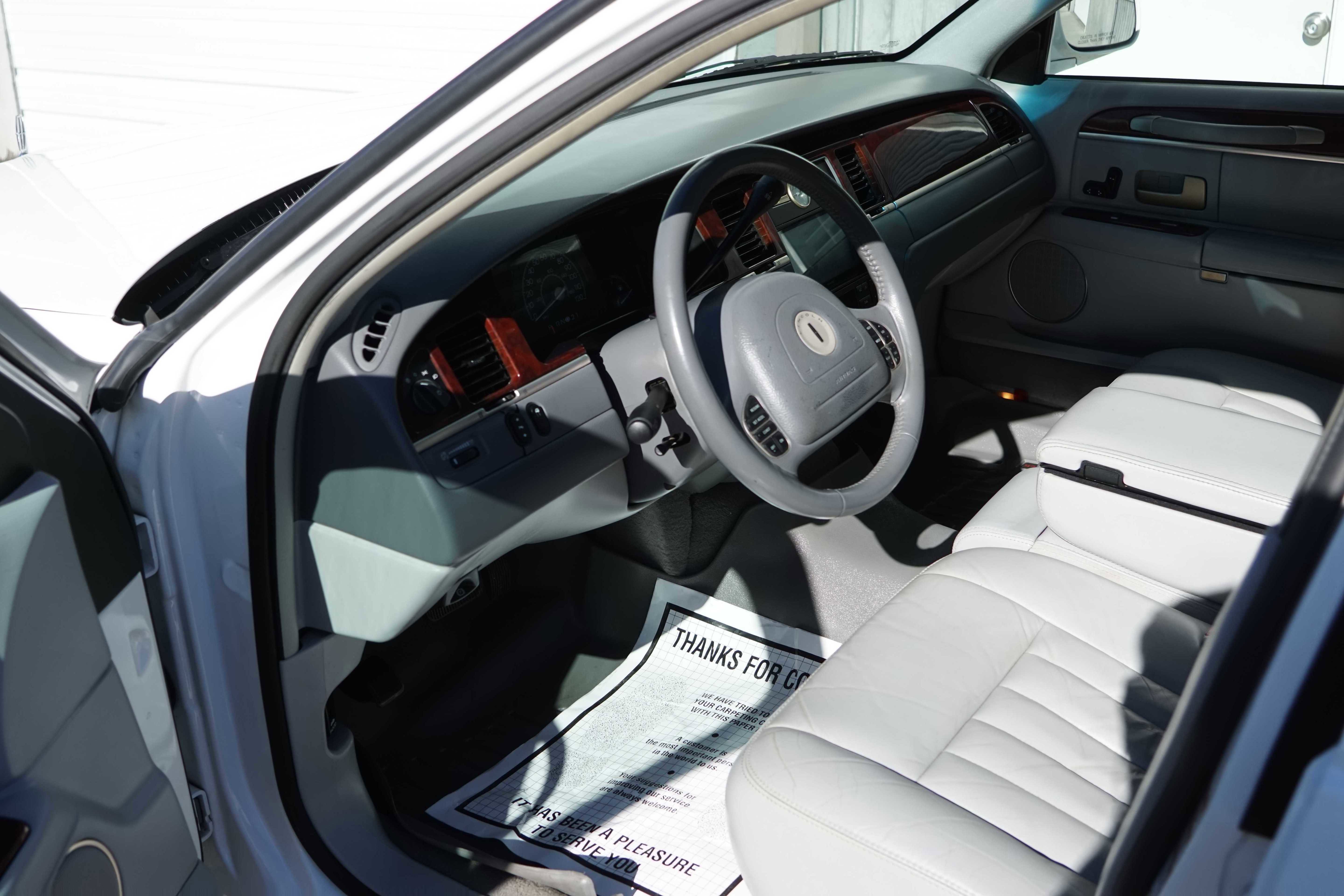 Used 2004 Lincoln Town Car Signature image 38