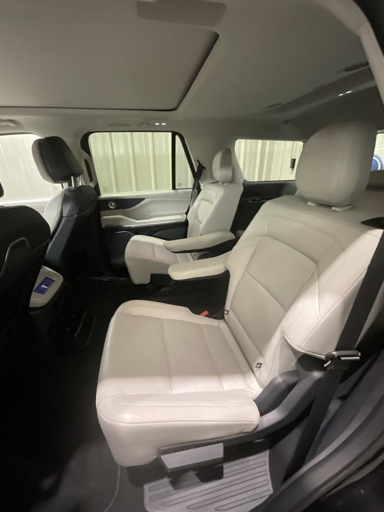 Used 2025 Lincoln Navigator Reserve image 11