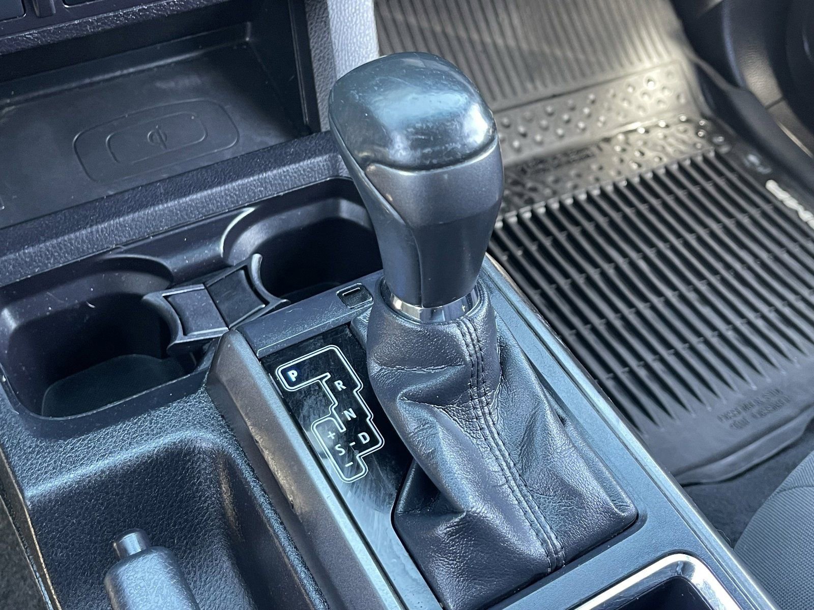 Used 2017 Toyota Tacoma TRD Off-Road w/ Premium & Technology Package AWD/4WD image 26