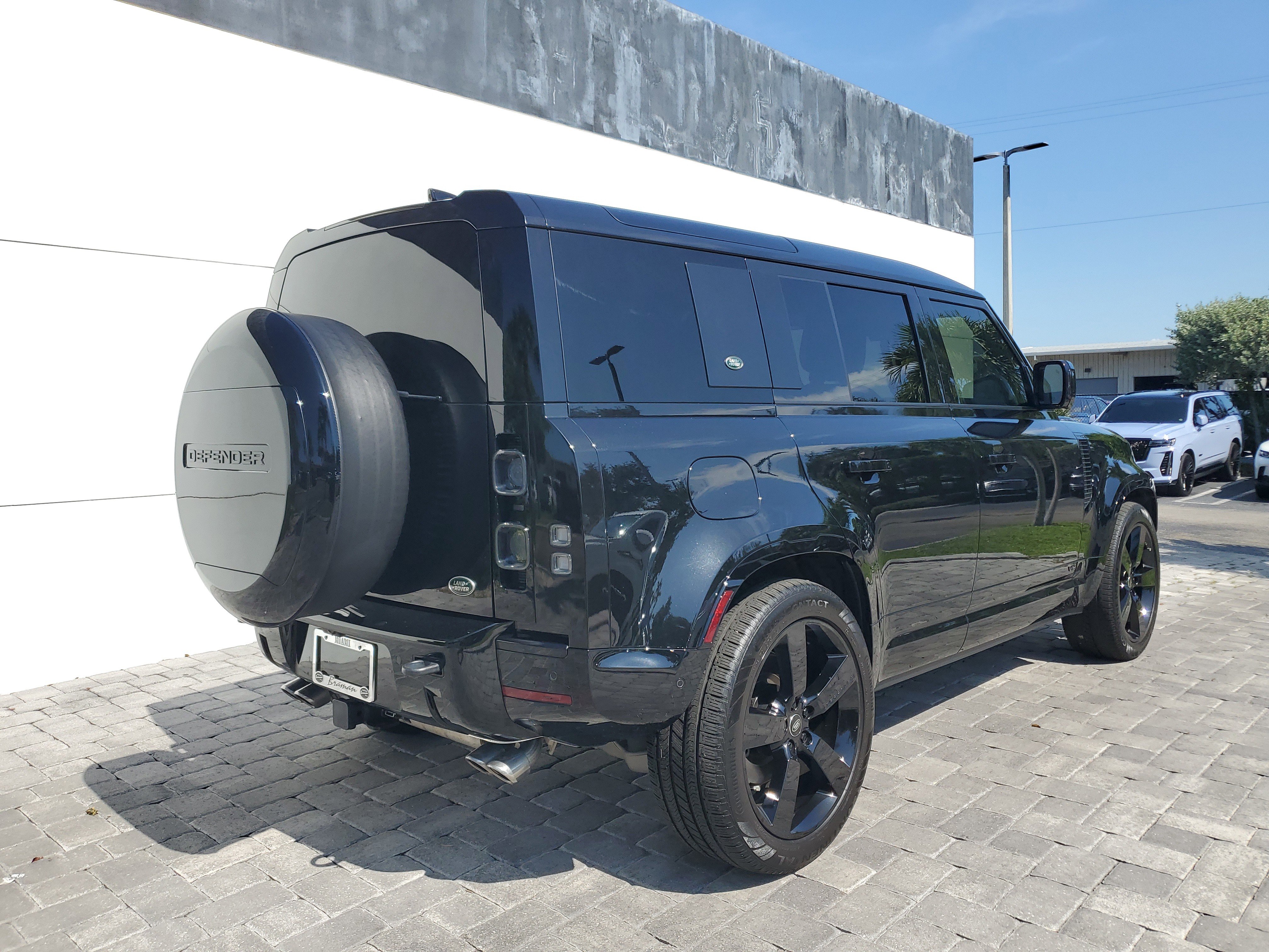 Used 2023 Land Rover Defender 110 V8 AWD/4WD image 6