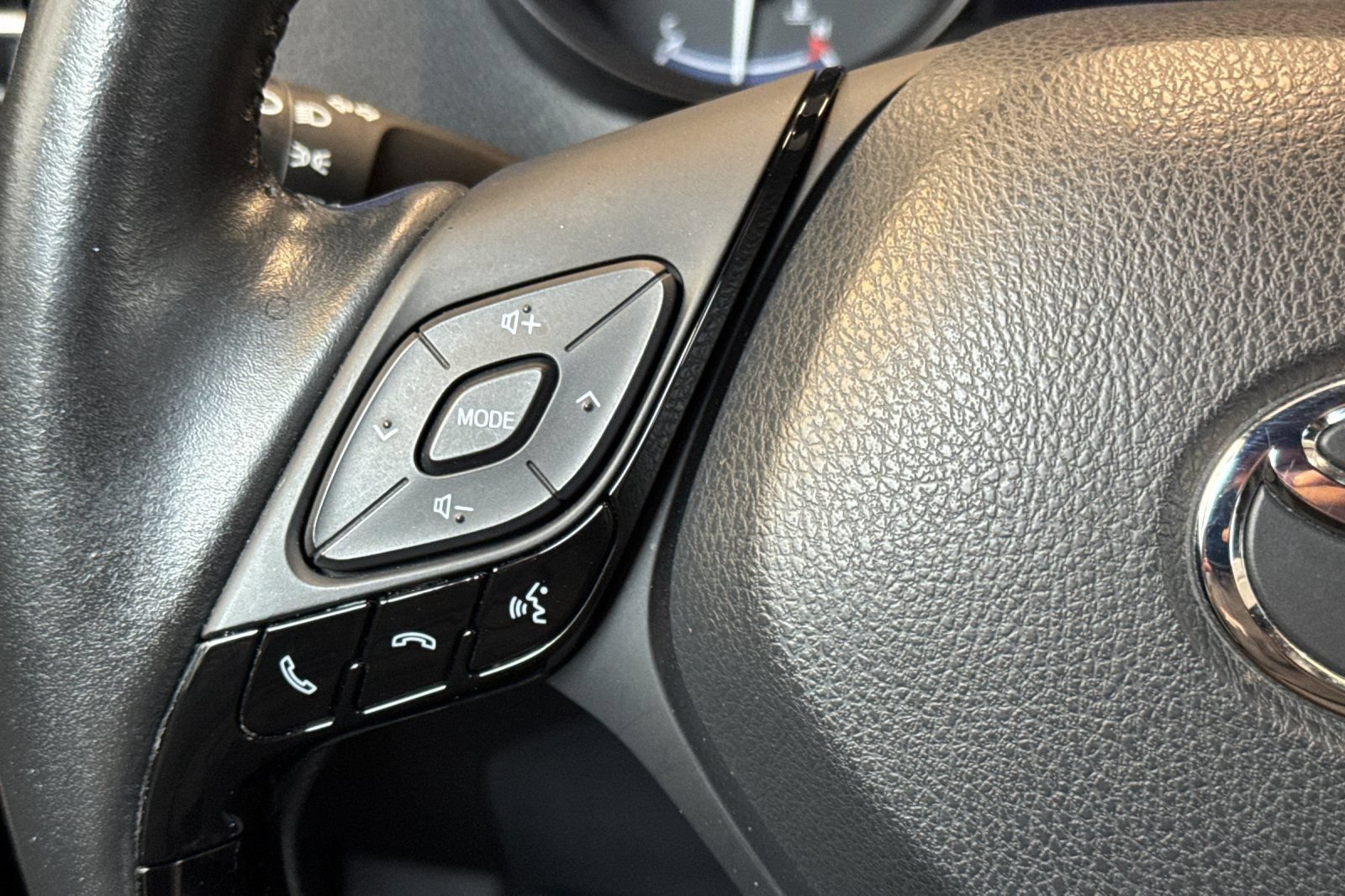 Certified 2021 Toyota C-HR XLE FWD image 30