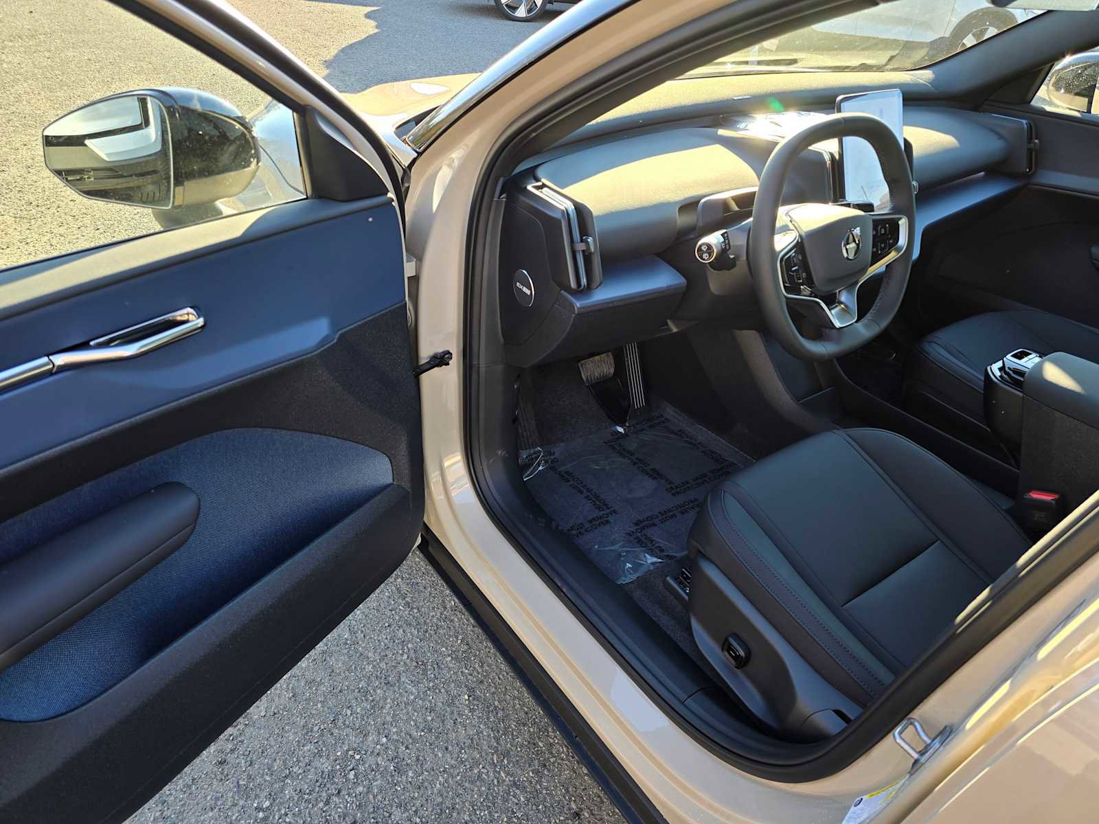 New 2026 Volvo EX30 Plus w/ Protection Package Premier AWD/4WD image 19