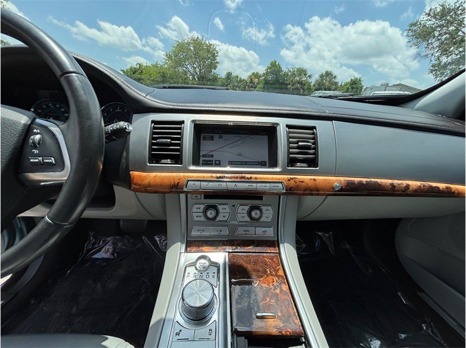 Used 2012 Jaguar XF RWD image 11