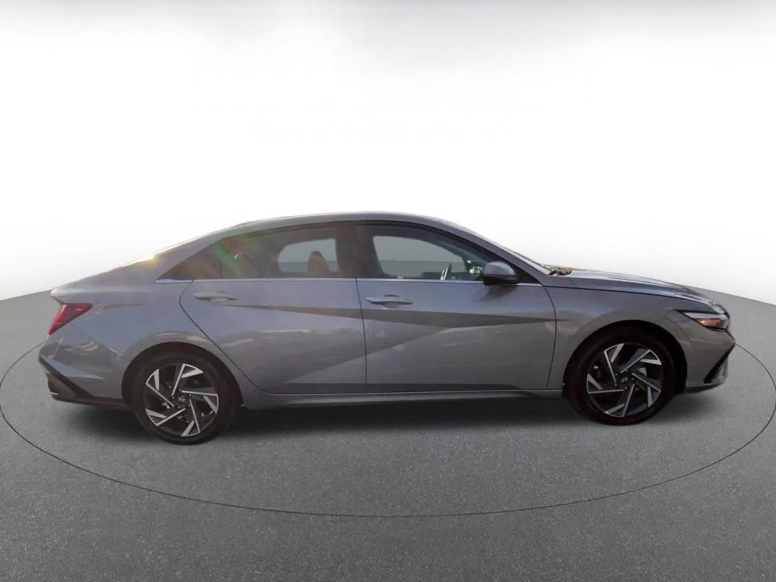 Used 2025 Hyundai Elantra Limited image 16