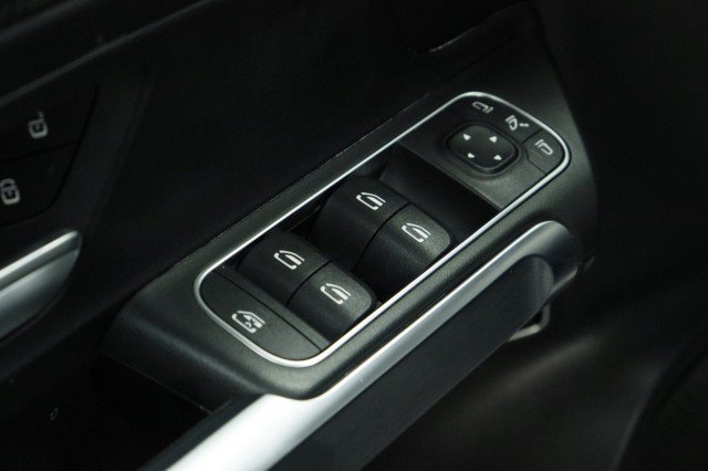 Used 2022 Mercedes-Benz GLB 250 w/ Premium Package image 20