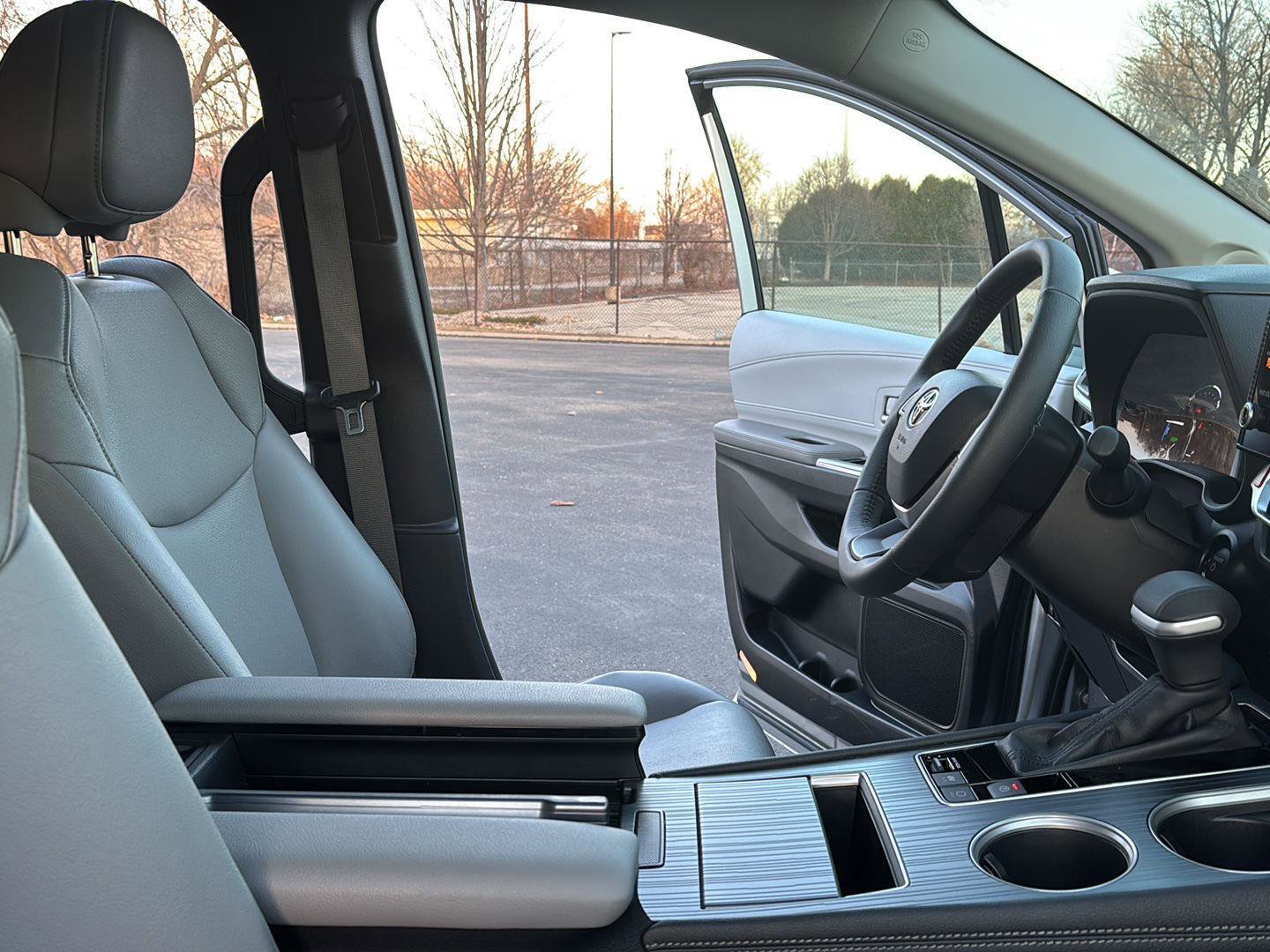 Used 2025 Toyota Sienna XLE w/ XLE Plus Package image 33