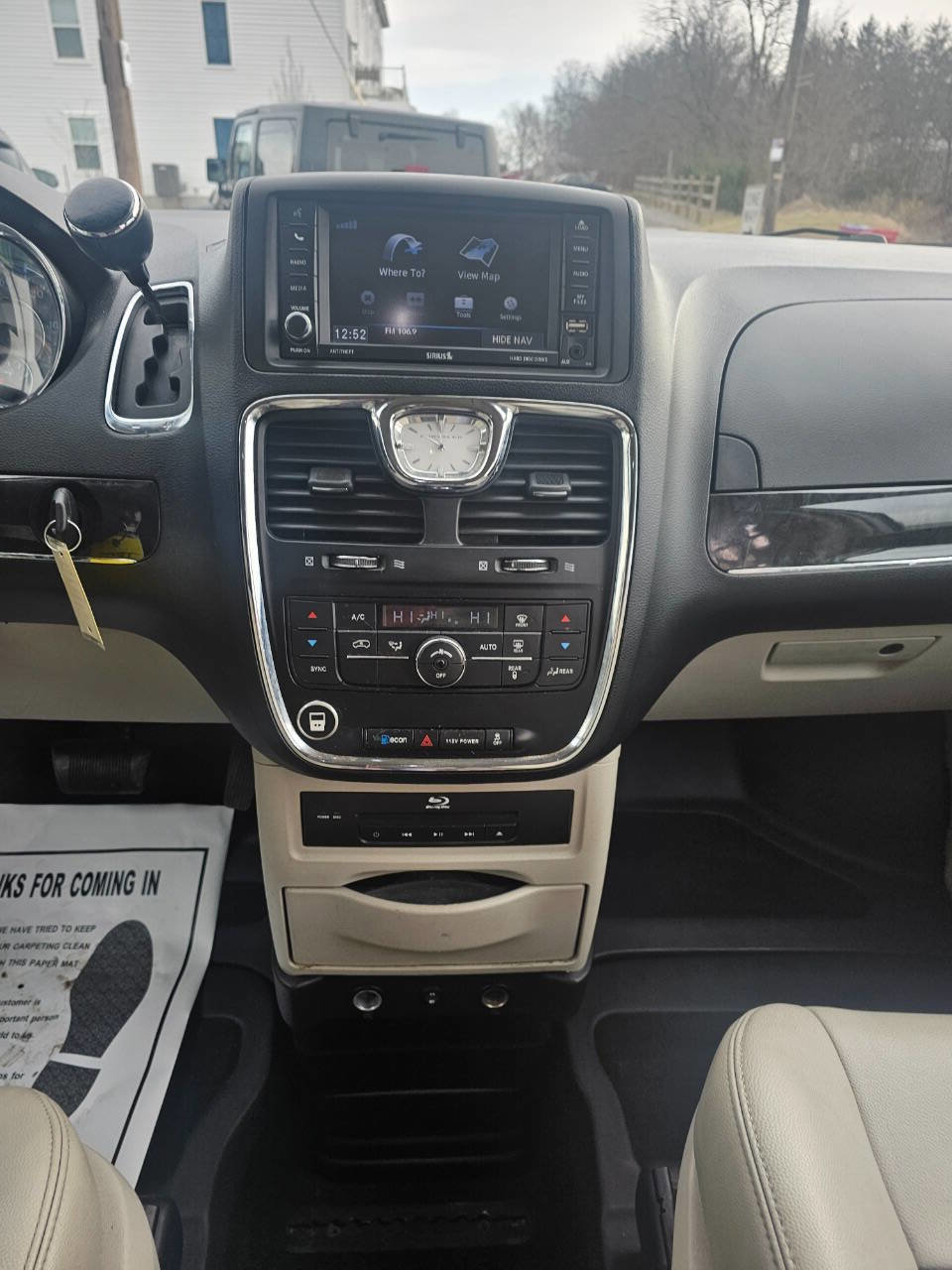 Used 2014 Chrysler Town & Country Touring-L w/ Driver Convenience Group image 12