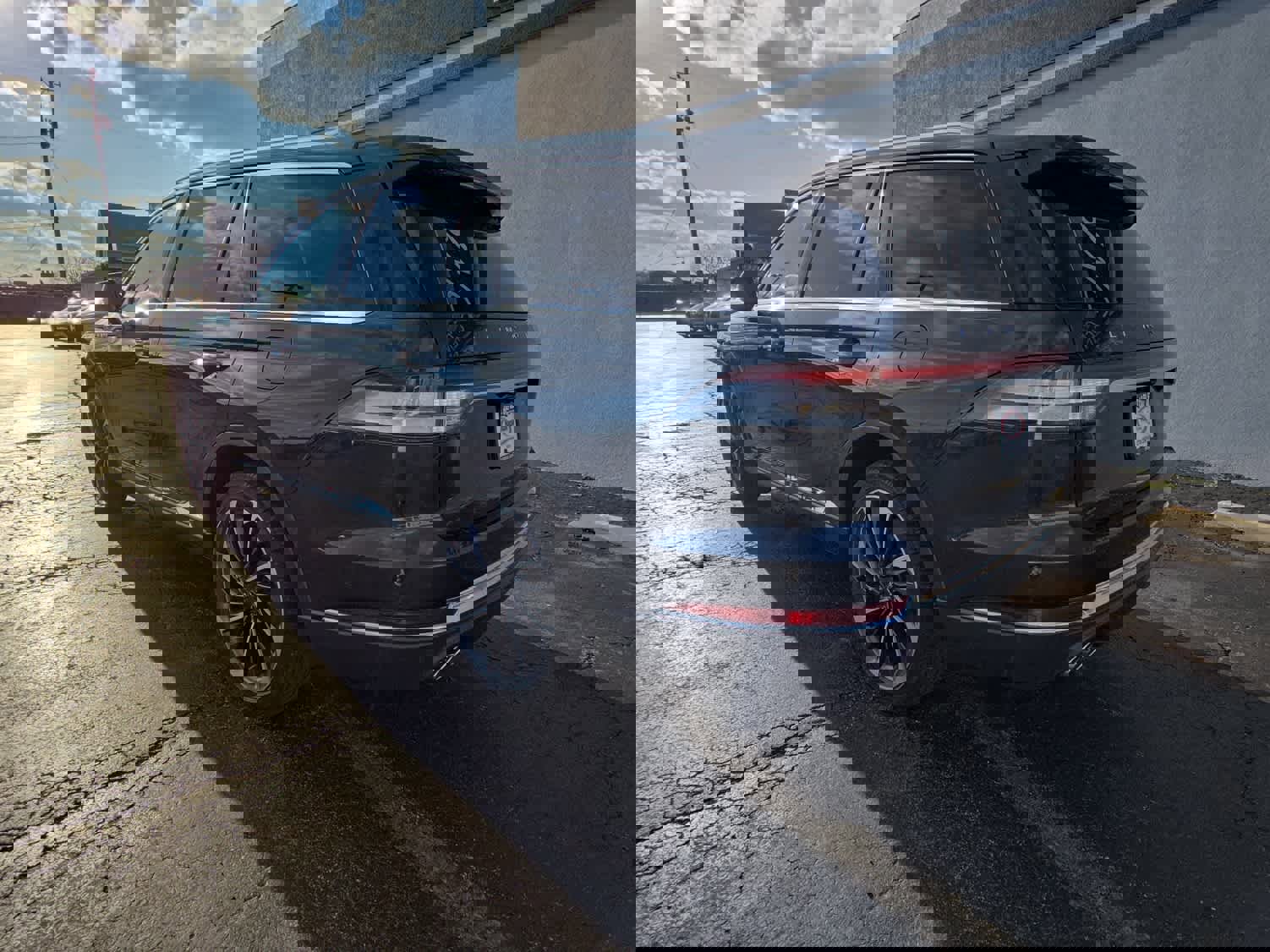 Used 2023 Lincoln Aviator Reserve w/ Equipment Group 201A image 7