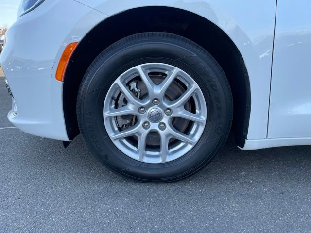 Used 2023 Chrysler Pacifica Touring-L FWD image 34