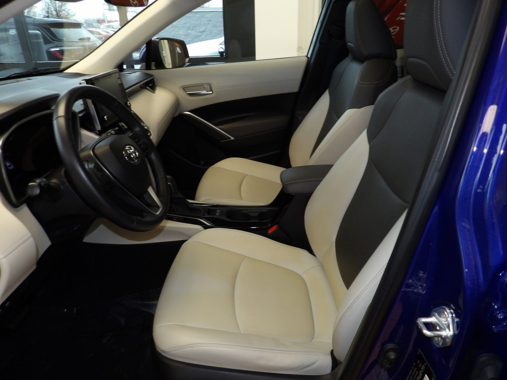 Used 2022 Toyota Corolla Cross XLE image 26