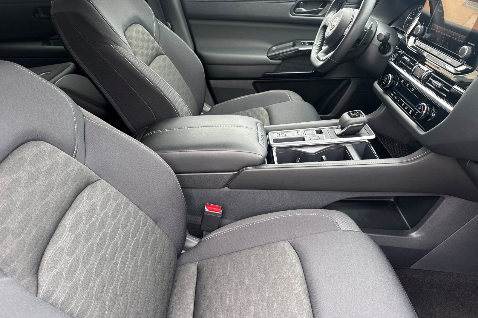 Used 2024 Nissan Pathfinder SV w/ SV Premium Package FWD image 19