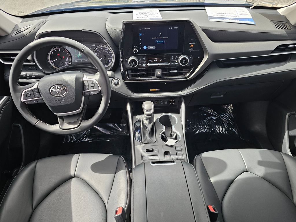 Used 2024 Toyota Highlander XLE AWD/4WD image 19
