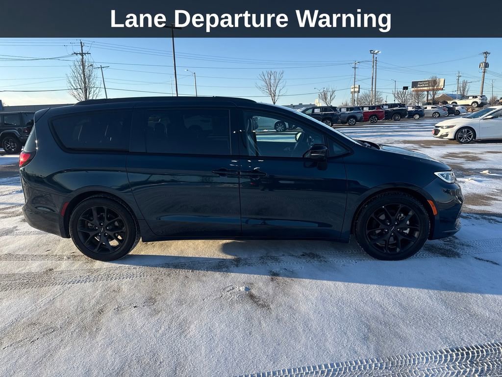 Used 2025 Chrysler Pacifica Limited image 8