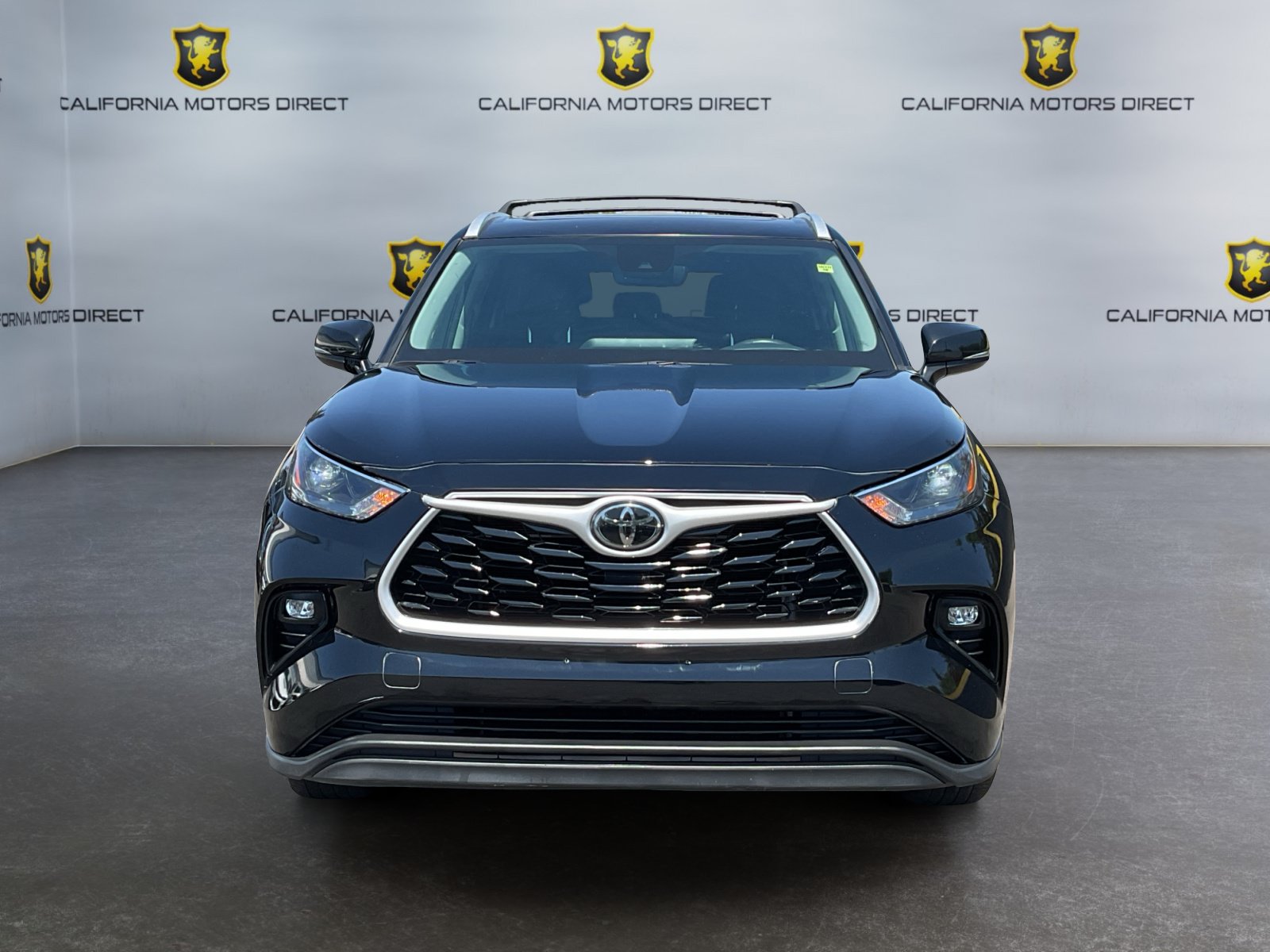Used 2024 Toyota Highlander XLE FWD image 2