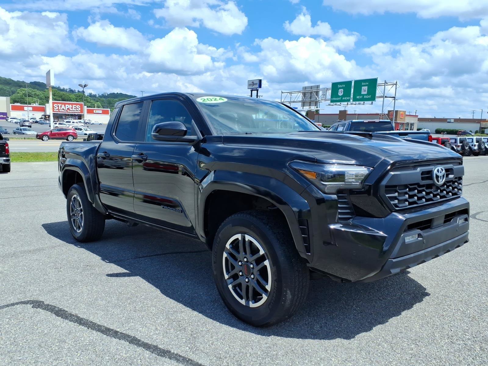 Used 2024 Toyota Tacoma TRD Sport w/ TRD Sport Upgrade Package AWD/4WD image 8