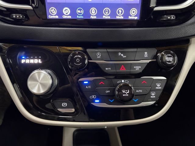 Used 2018 Chrysler Pacifica Touring-L FWD image 44