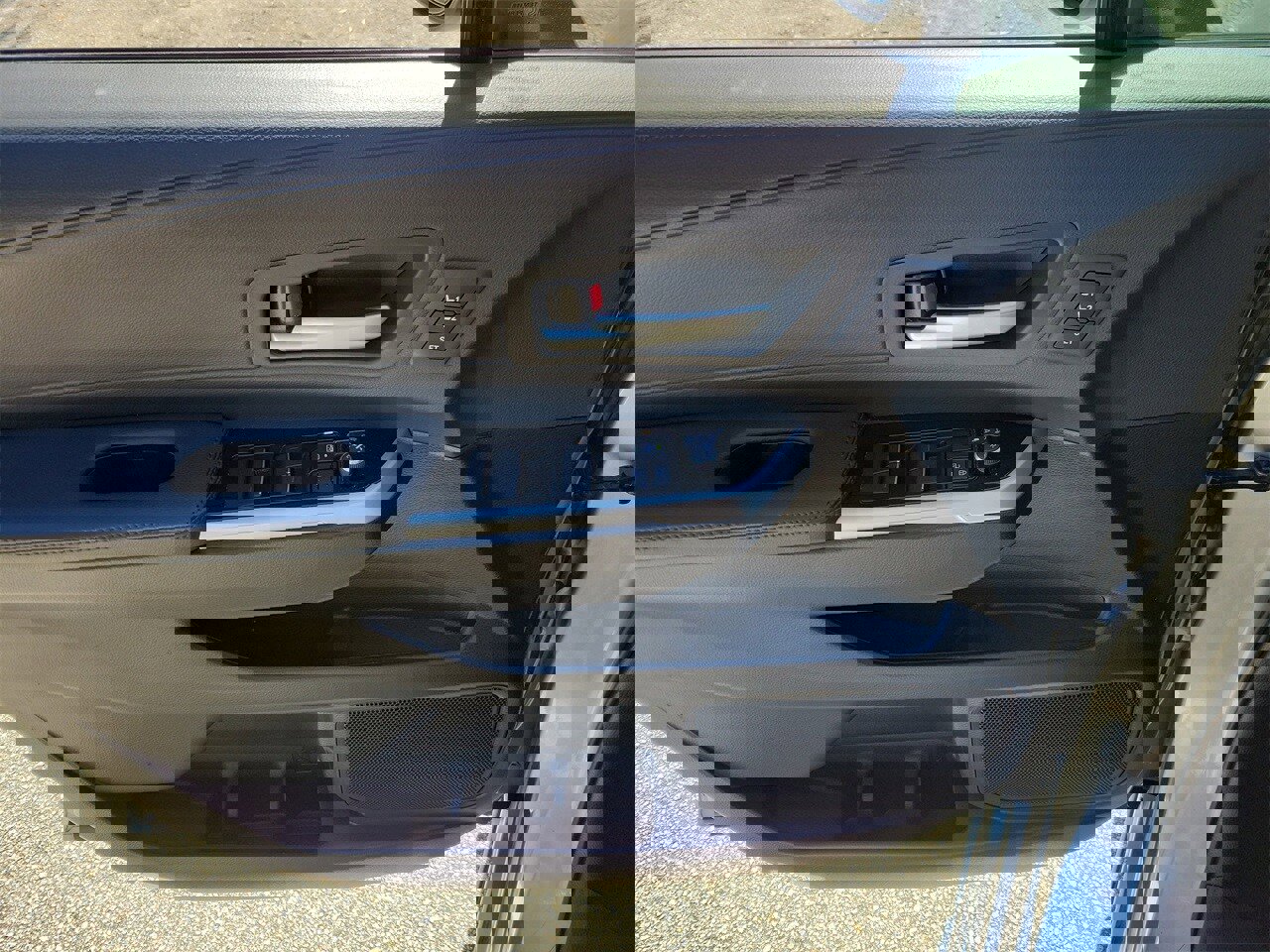 Used 2025 Toyota Sienna Limited image 14