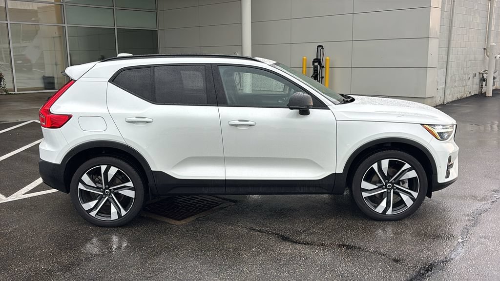 Certified 2024 Volvo XC40 B5 Plus w/ Protection Package Premier AWD/4WD image 28