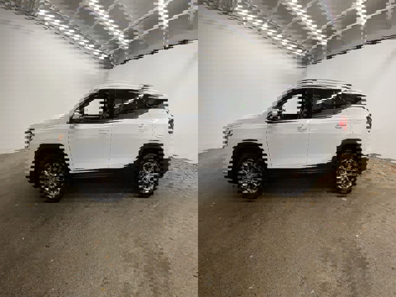 Used 2024 GMC Terrain SLT image 3