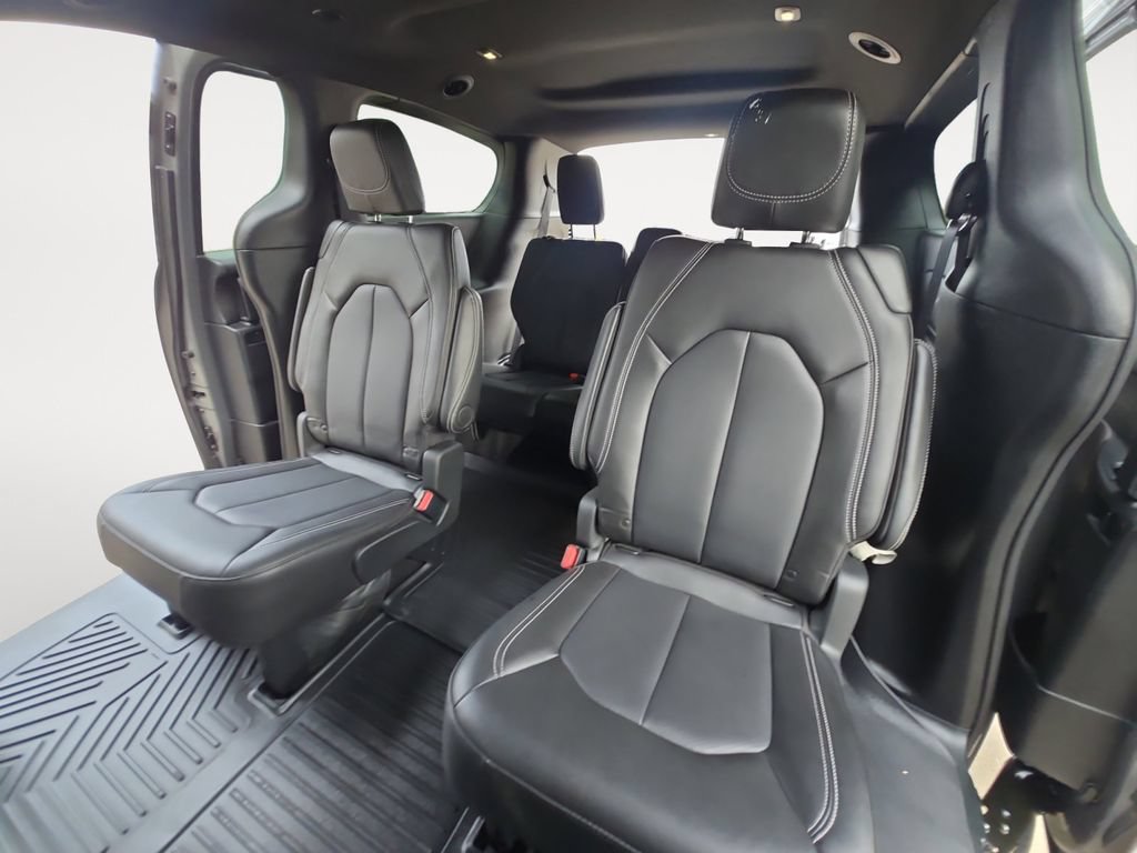 Used 2025 Chrysler Pacifica Select AWD/4WD image 16