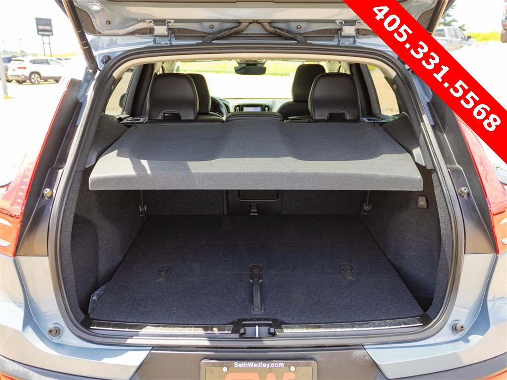Used 2023 Volvo XC40 B5 Plus image 13