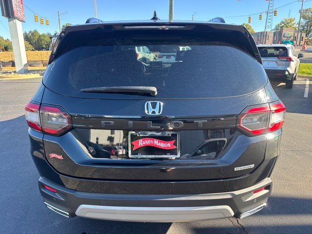 Used 2025 Honda Pilot Touring image 4