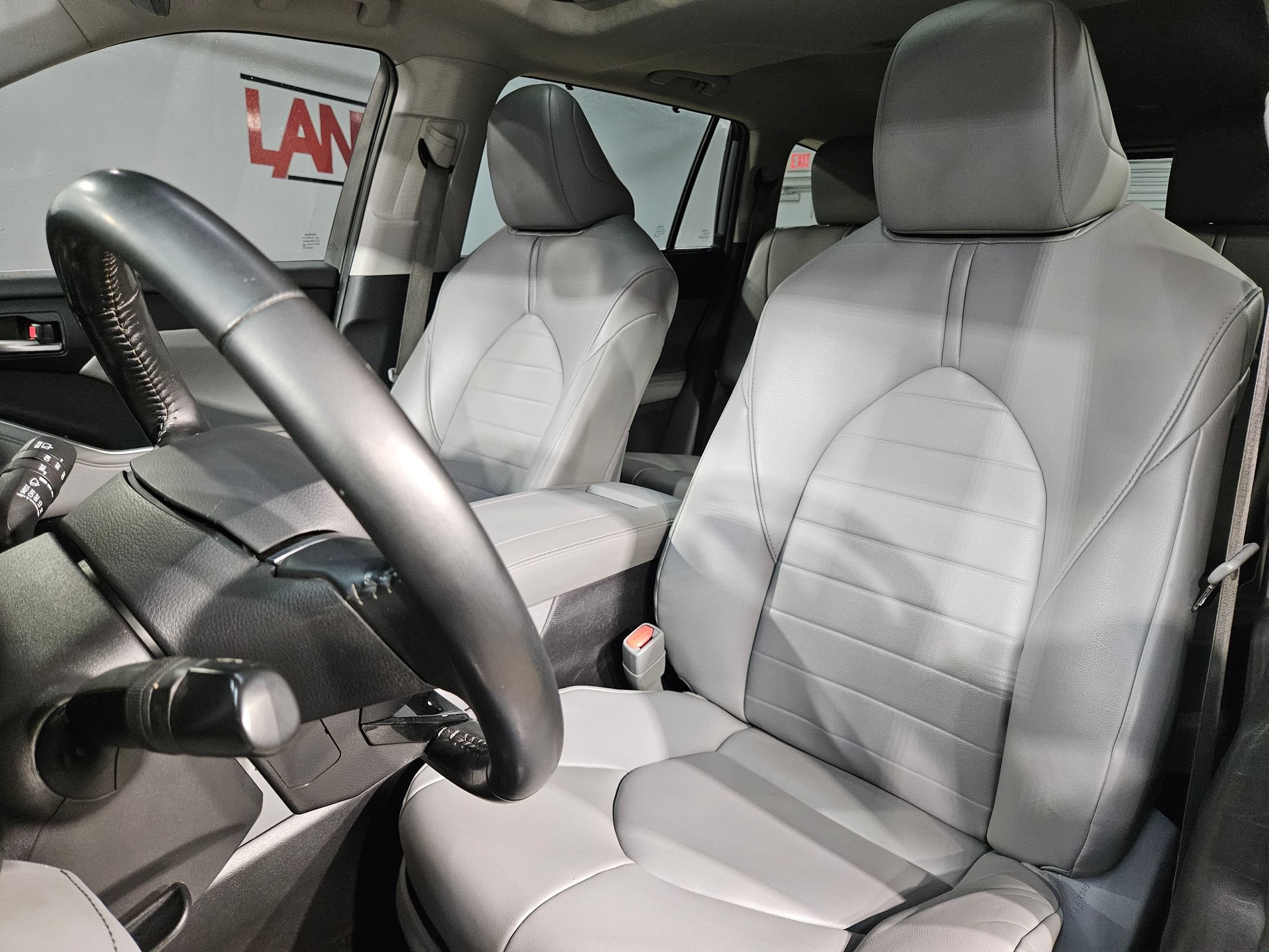 Used 2021 Toyota Highlander XLE FWD image 24