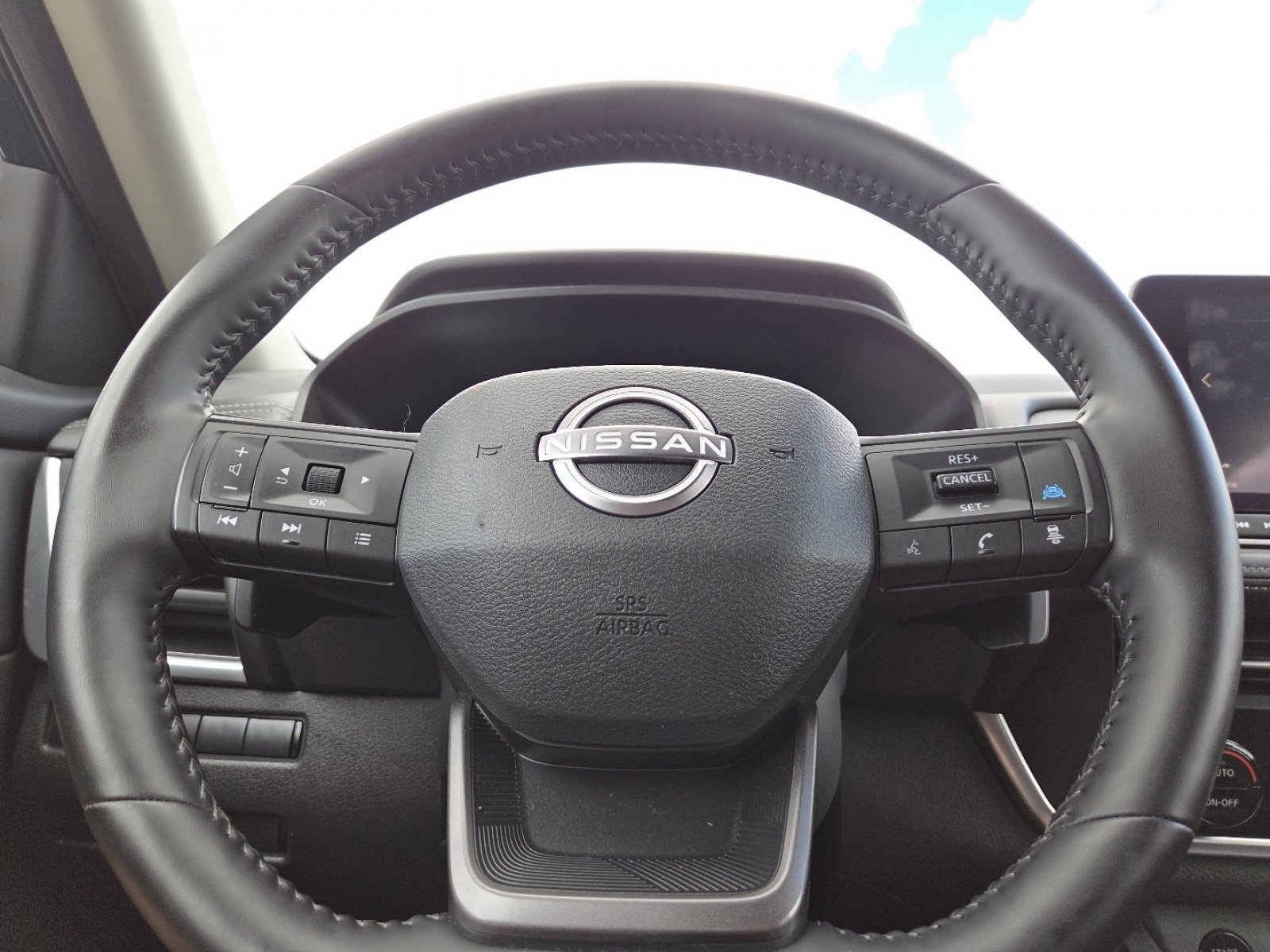 Used 2025 Nissan Rogue SV FWD image 25