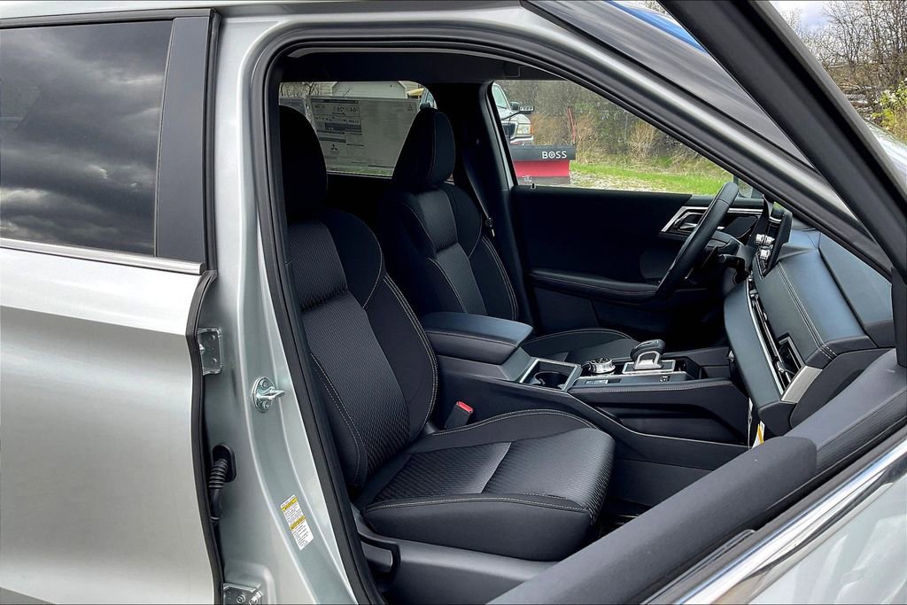 New 2025 Mitsubishi Outlander ES image 8