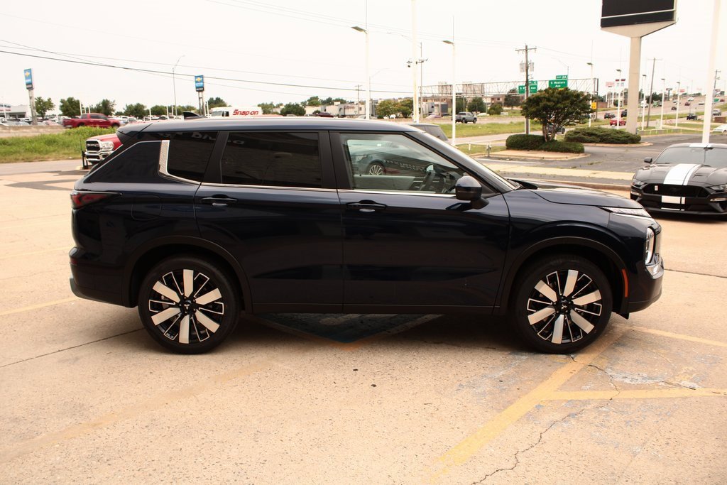 New 2025 Mitsubishi Outlander SE image 7