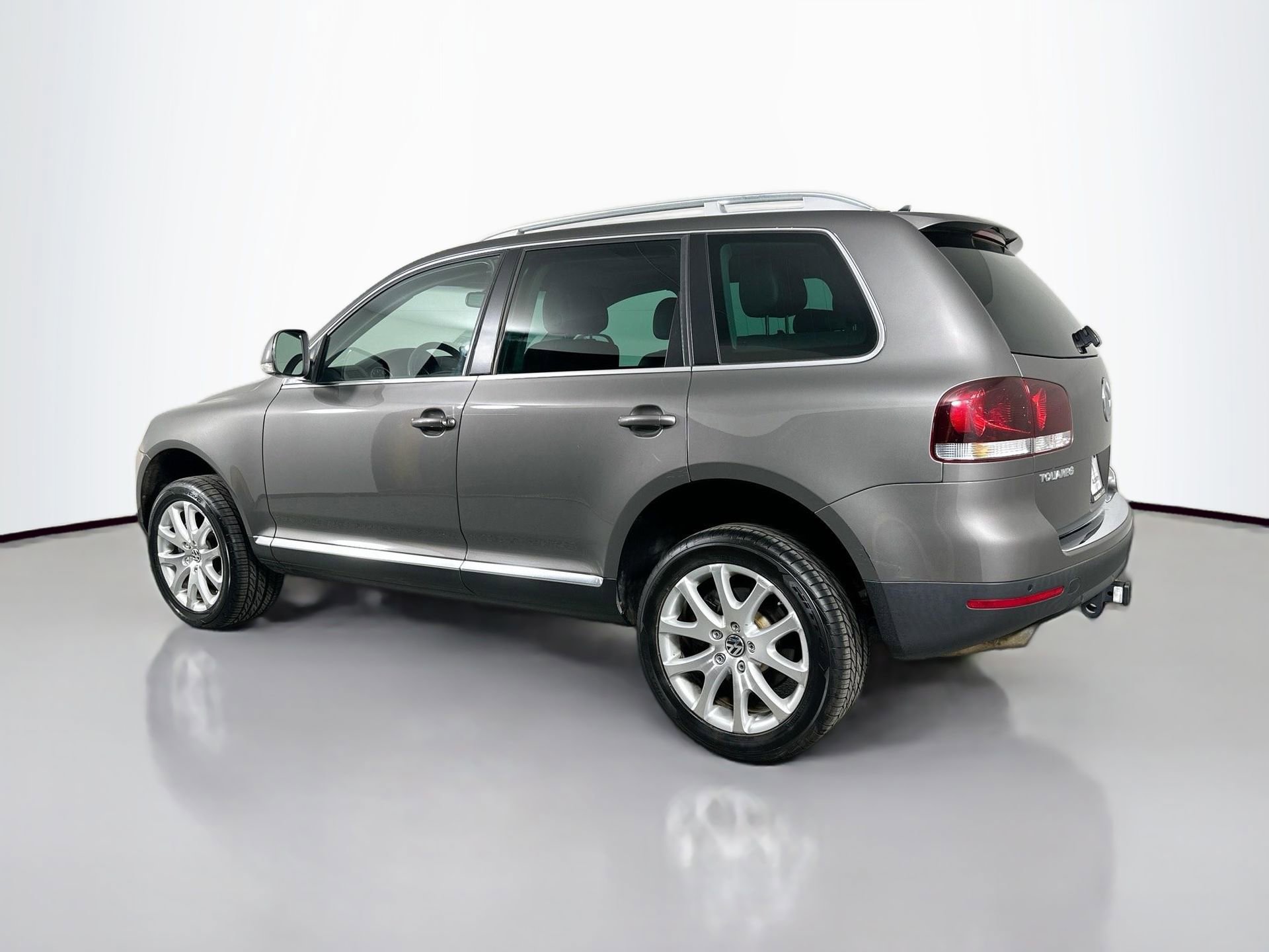 Used 2010 Volkswagen Touareg VR6 image 7