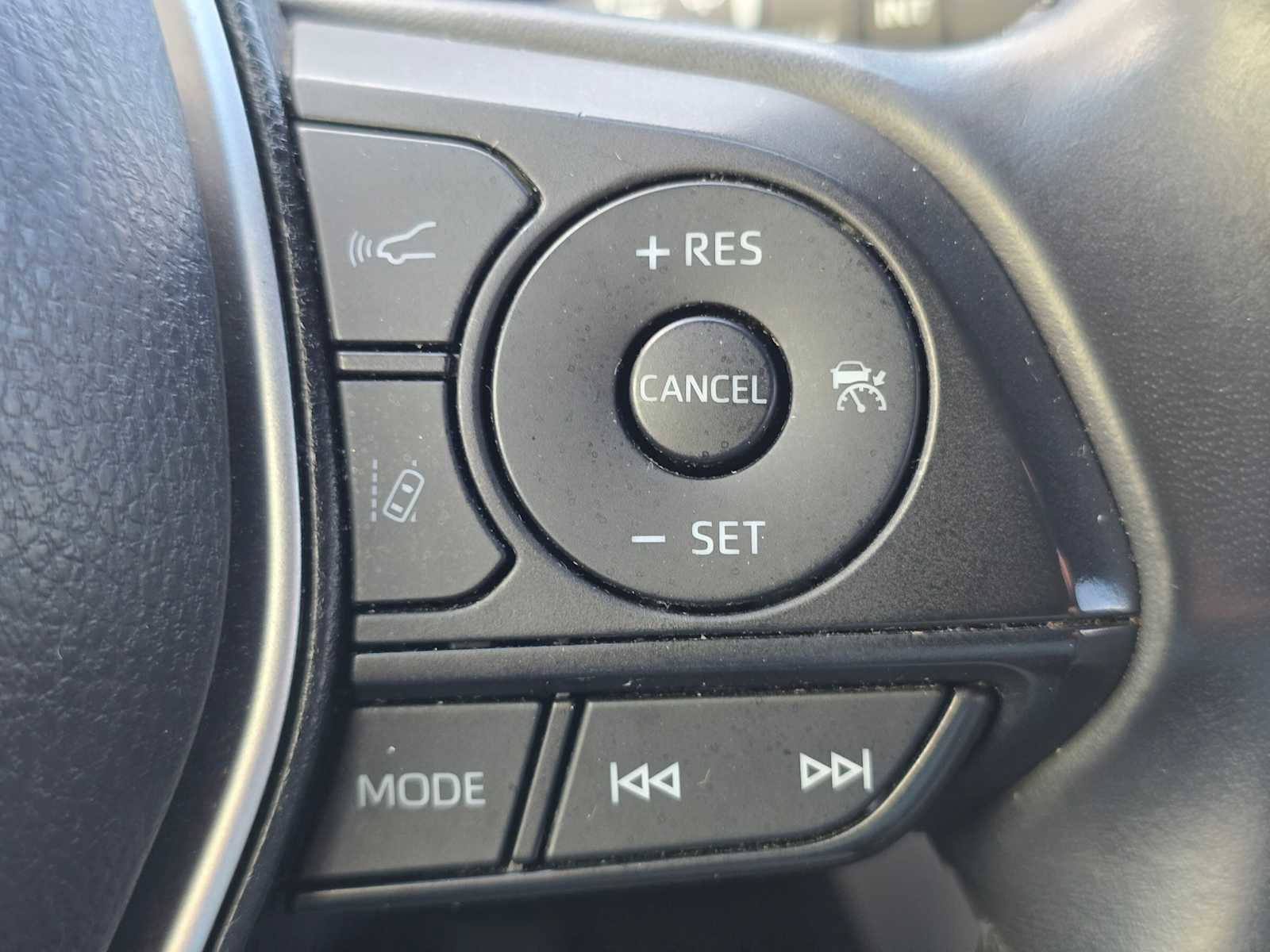 Used 2021 Toyota Venza LE w/ Carpet Mat Package (TMS) image 35