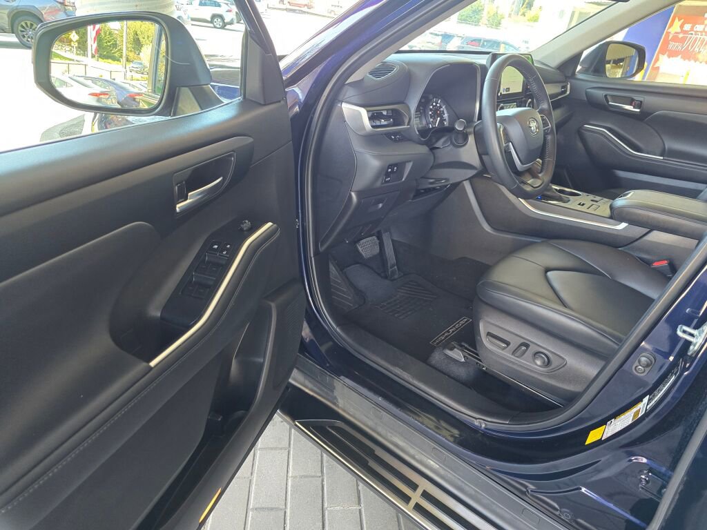 Used 2024 Toyota Highlander XLE AWD/4WD image 22