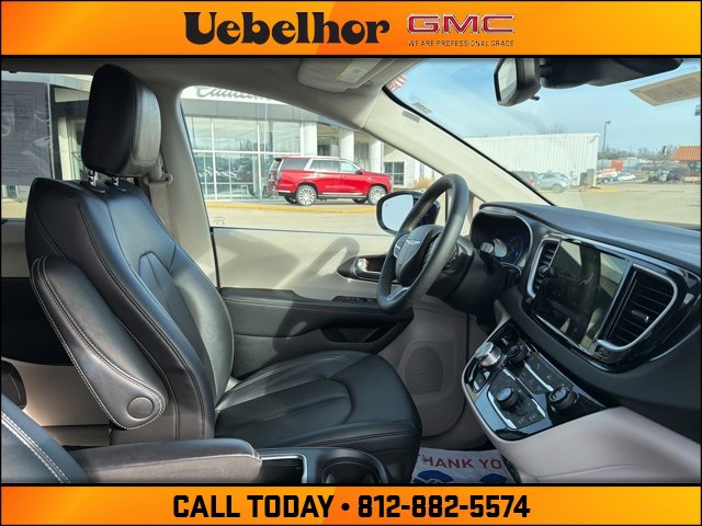 Used 2024 Chrysler Pacifica Touring-L image 2