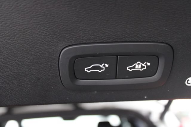 Used 2019 Volvo XC40 T4 R-Design FWD image 24