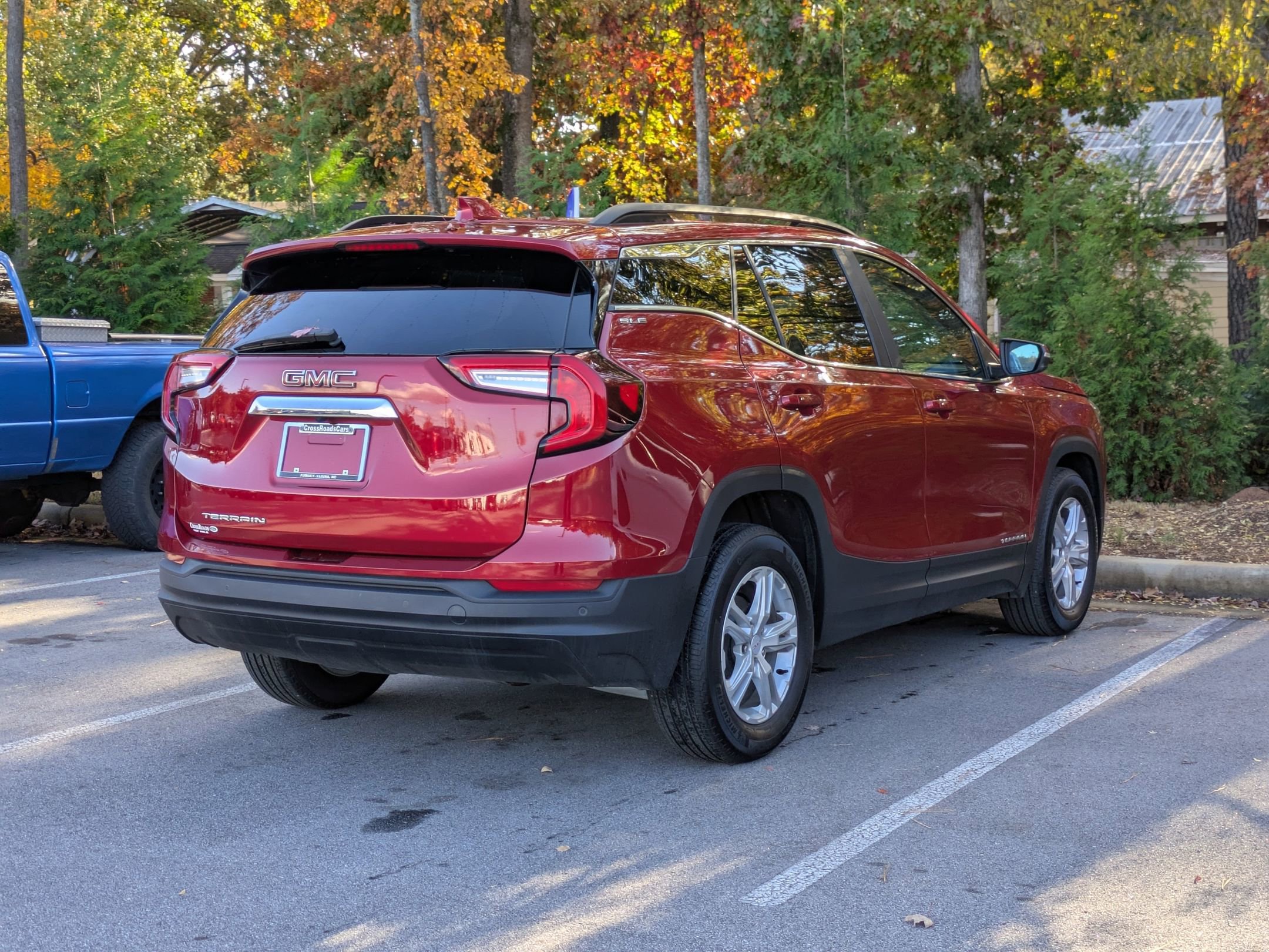Used 2023 GMC Terrain SLE w/ Driver Convenience Package image 3