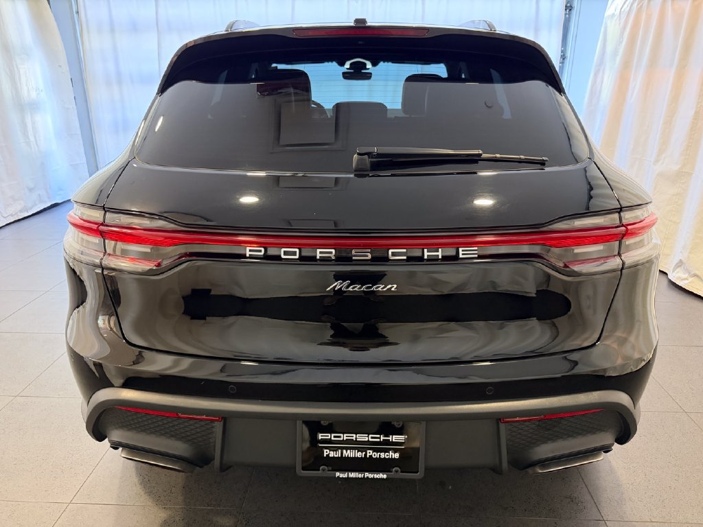 Certified 2024 Porsche Macan AWD/4WD image 8