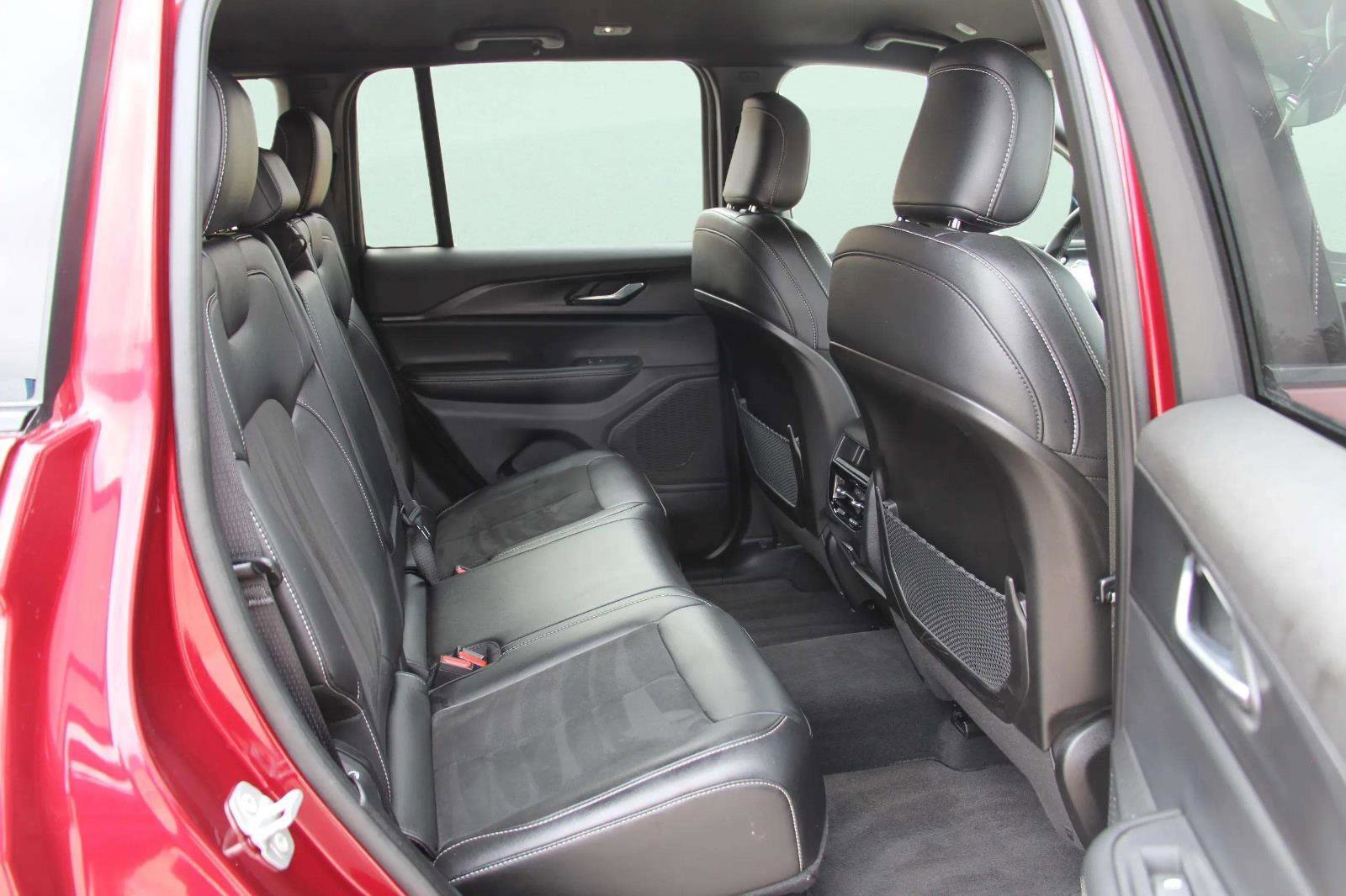 Used 2025 Jeep Grand Cherokee Altitude image 28