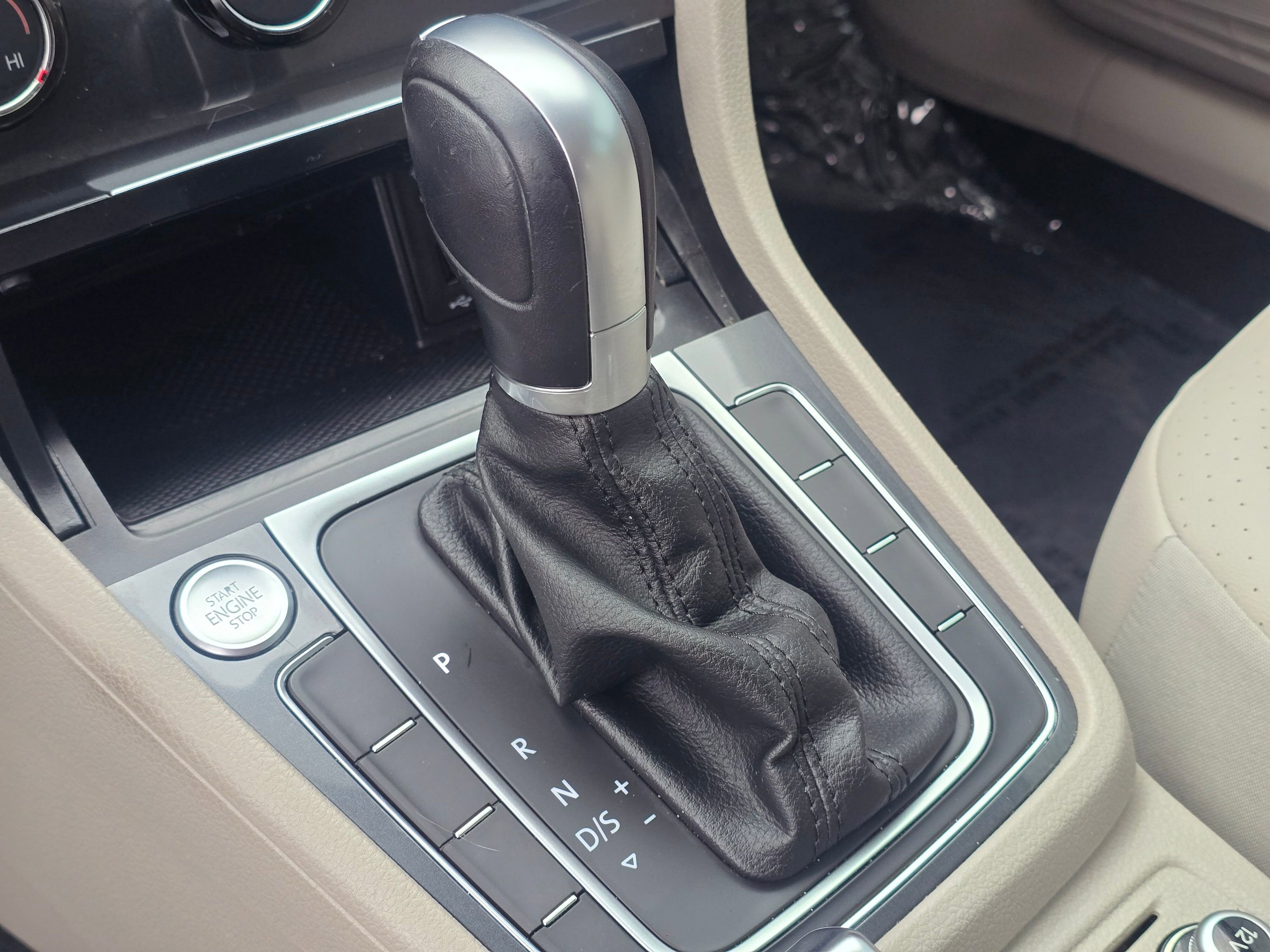 Used 2018 Volkswagen Golf SE image 16