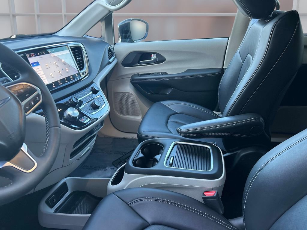 Used 2024 Chrysler Pacifica Touring-L image 23
