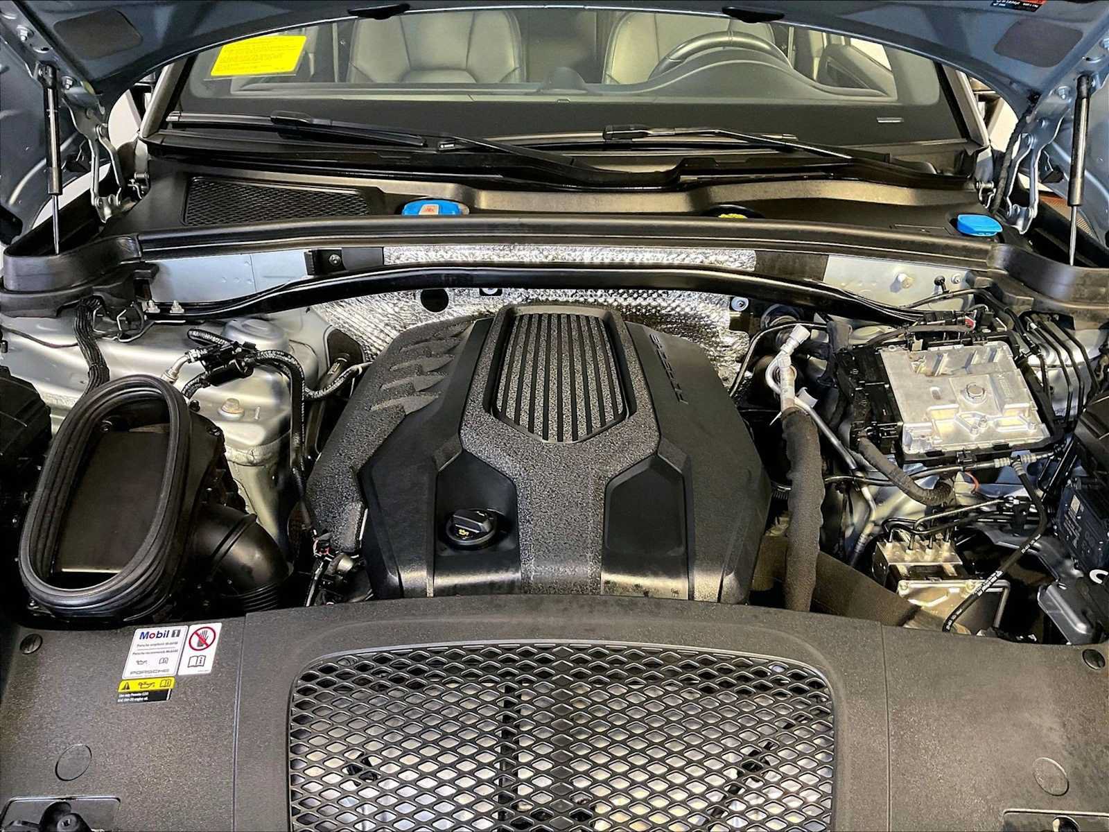 Certified 2023 Porsche Macan AWD/4WD image 32