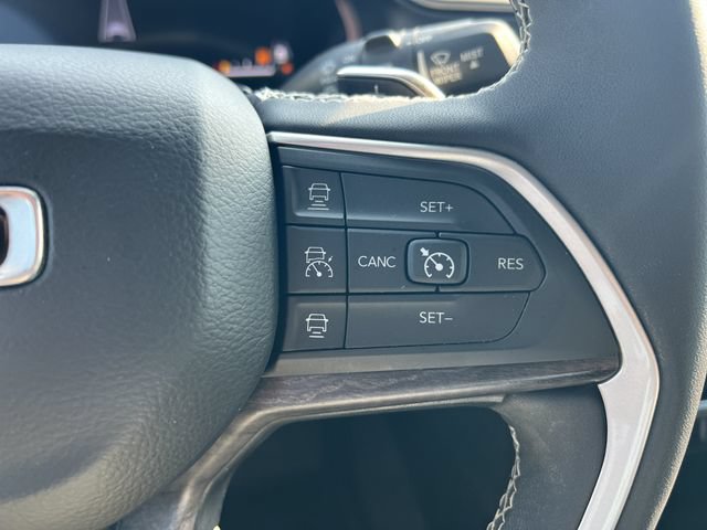 Used 2023 Jeep Grand Cherokee Limited AWD/4WD image 16