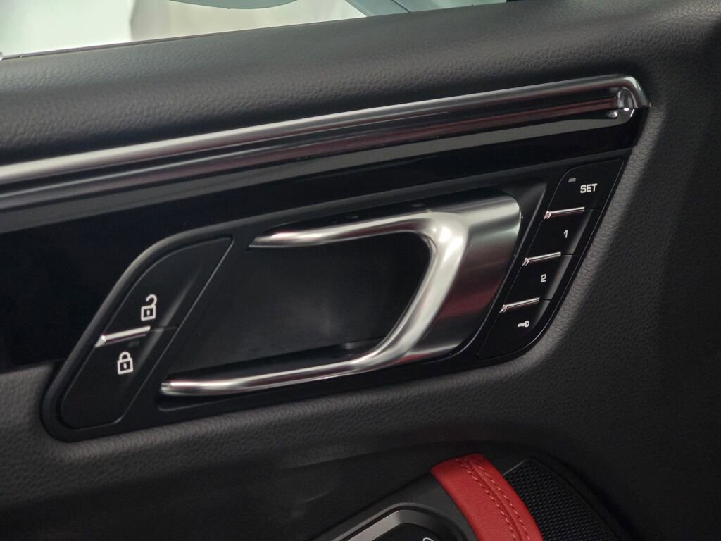 Certified 2025 Porsche Macan image 35