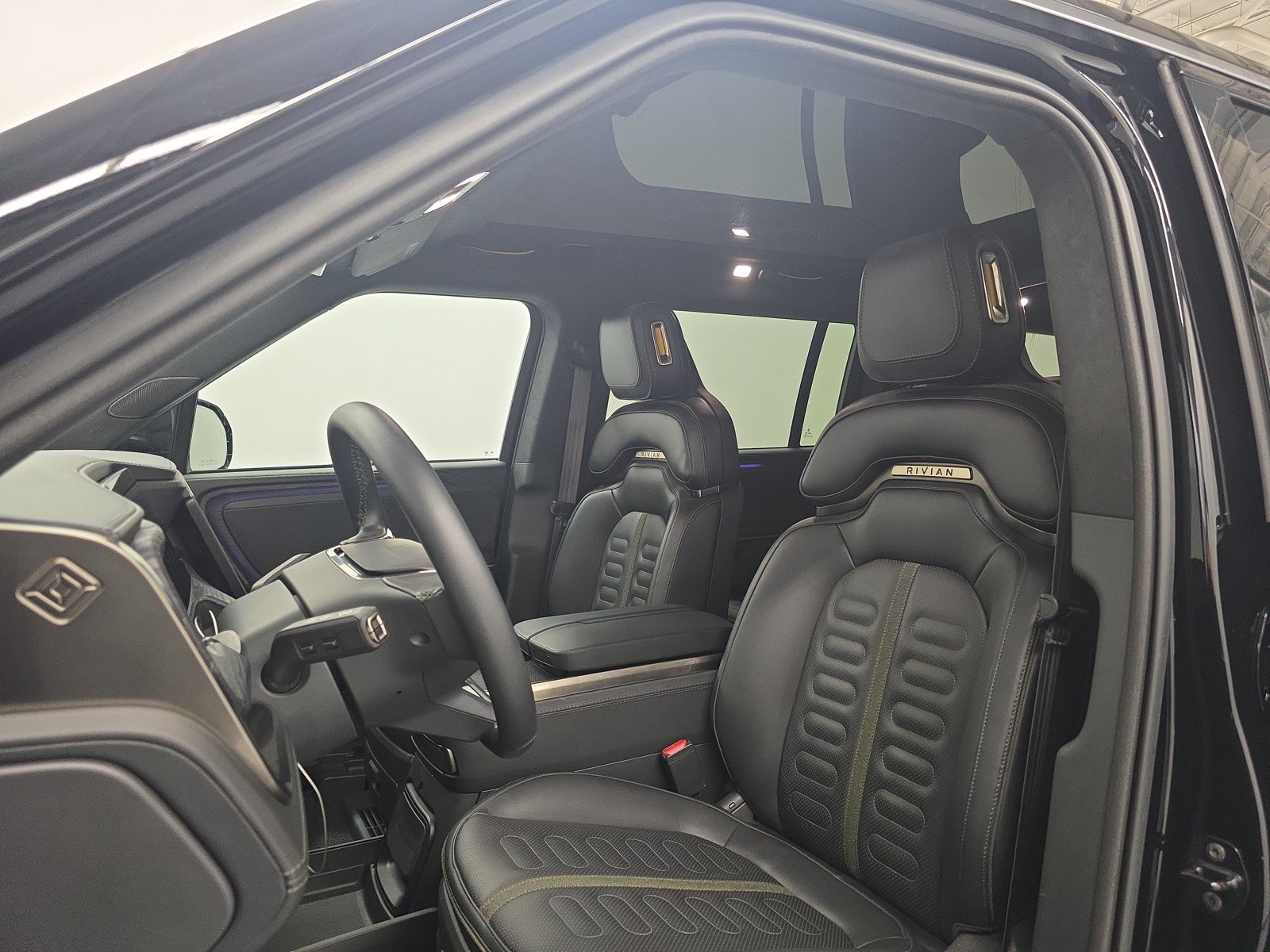 Used 2024 Rivian R1S Adventure AWD/4WD image 20